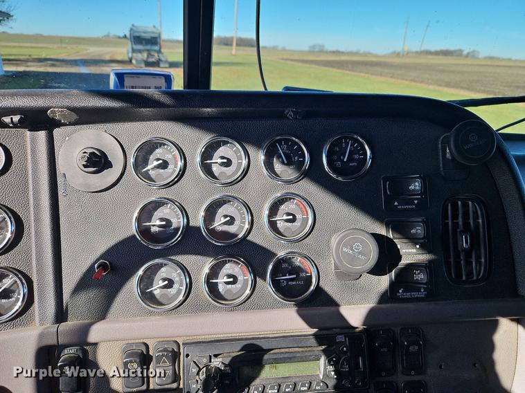 image for item DN7146 2013 Peterbilt 386  semi truck