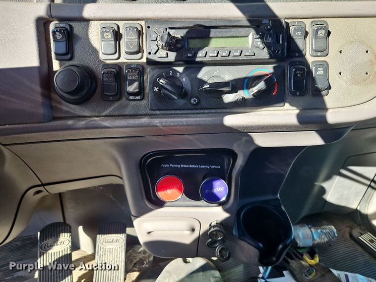 image for item DN7146 2013 Peterbilt 386  semi truck