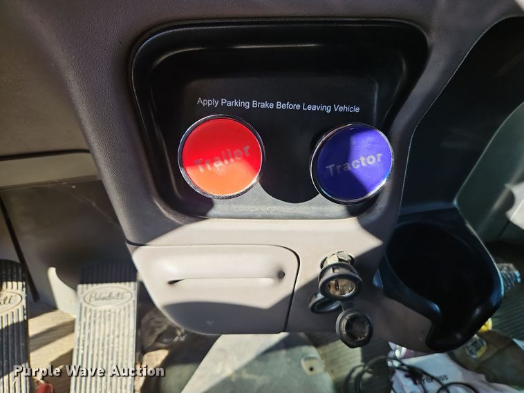 image for item DN7146 2013 Peterbilt 386  semi truck