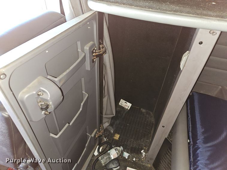 image for item DN7146 2013 Peterbilt 386  semi truck