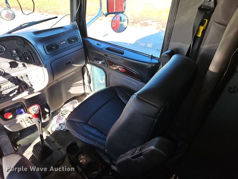 image for item DN7146 2013 Peterbilt 386  semi truck