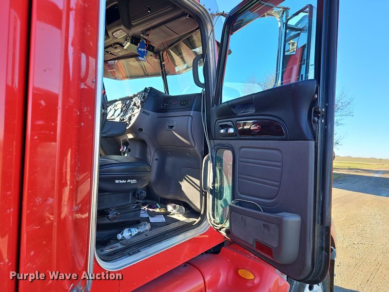 image for item DN7146 2013 Peterbilt 386  semi truck