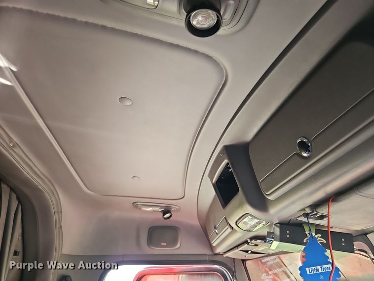 image for item DN7146 2013 Peterbilt 386  semi truck