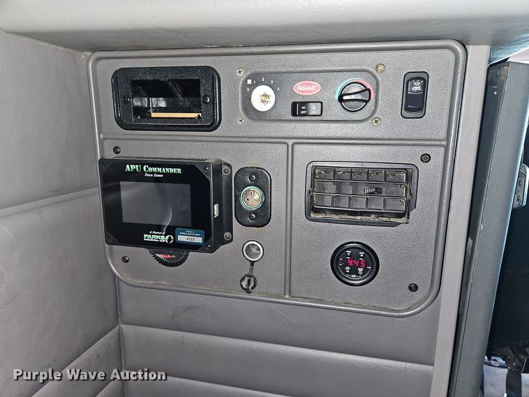 image for item DN7146 2013 Peterbilt 386  semi truck