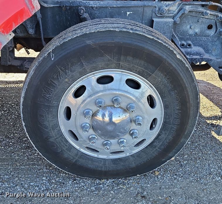 image for item DN7146 2013 Peterbilt 386  semi truck