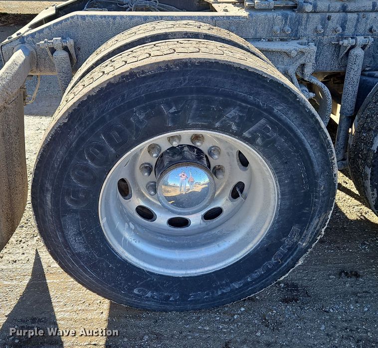 image for item DN7146 2013 Peterbilt 386  semi truck