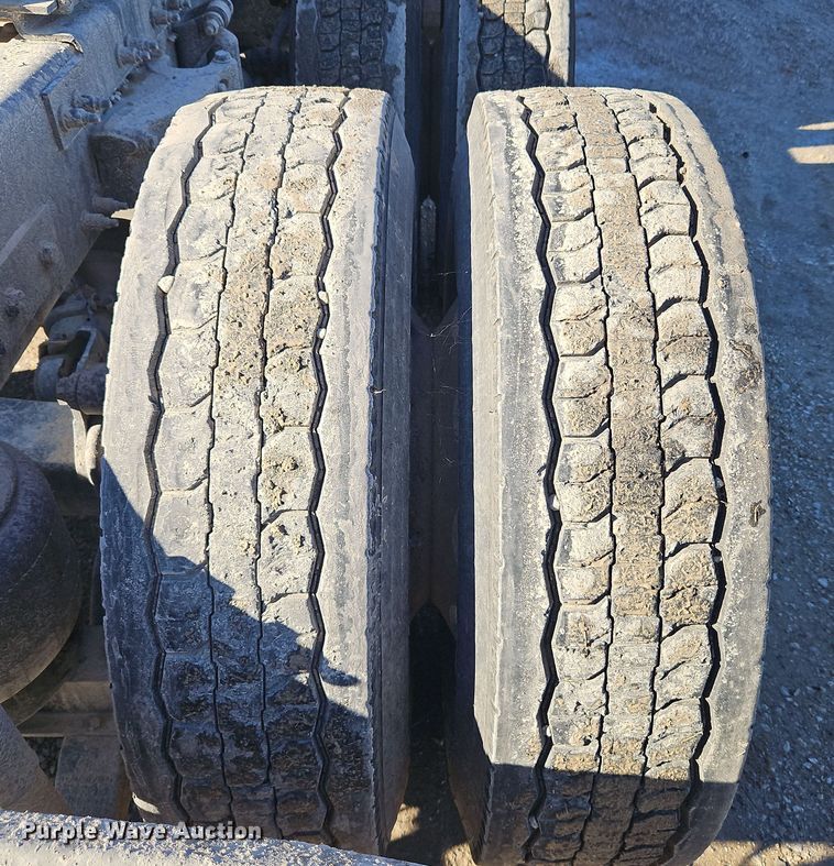 image for item DN7146 2013 Peterbilt 386  semi truck