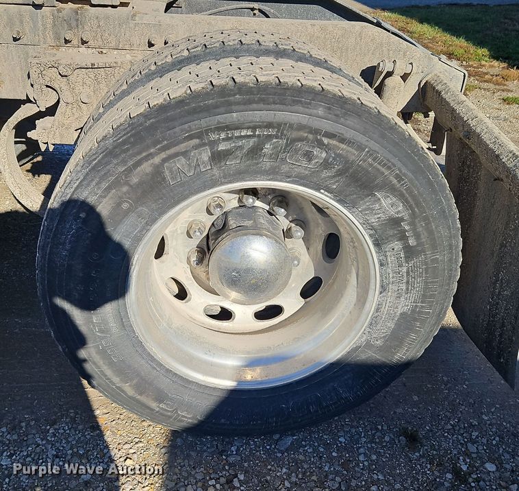 image for item DN7146 2013 Peterbilt 386  semi truck