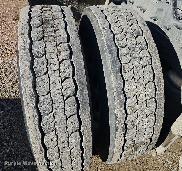 image for item DN7146 2013 Peterbilt 386  semi truck