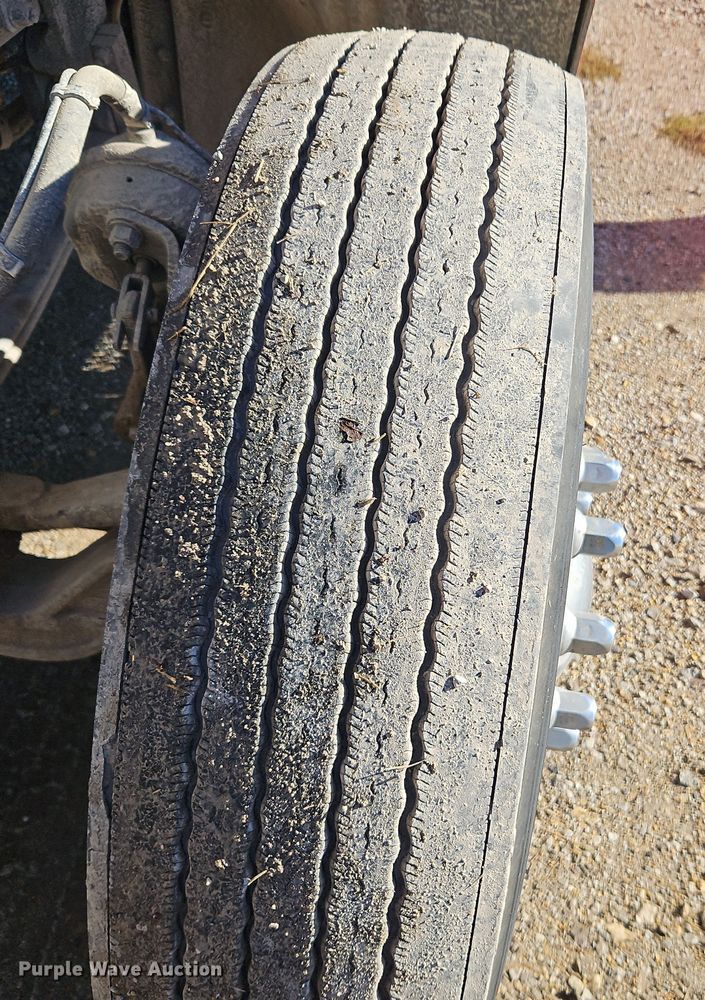 image for item DN7146 2013 Peterbilt 386  semi truck