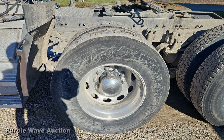 image for item DN7146 2013 Peterbilt 386  semi truck