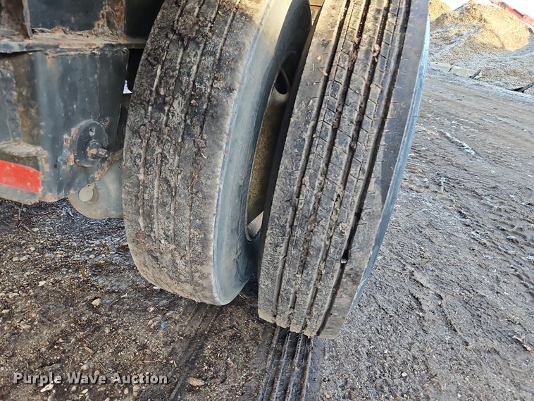 image for item DN7149 2001 Transcraft  flatbed trailer