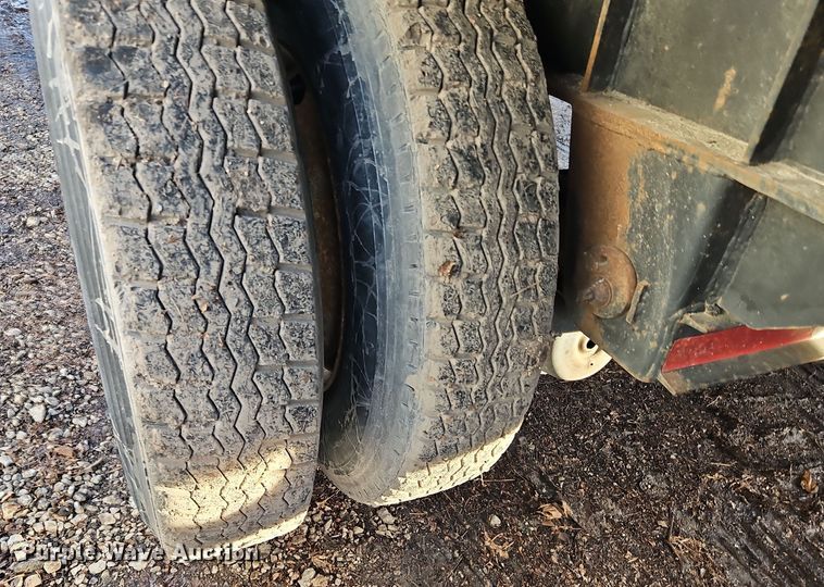 image for item DN7149 2001 Transcraft  flatbed trailer