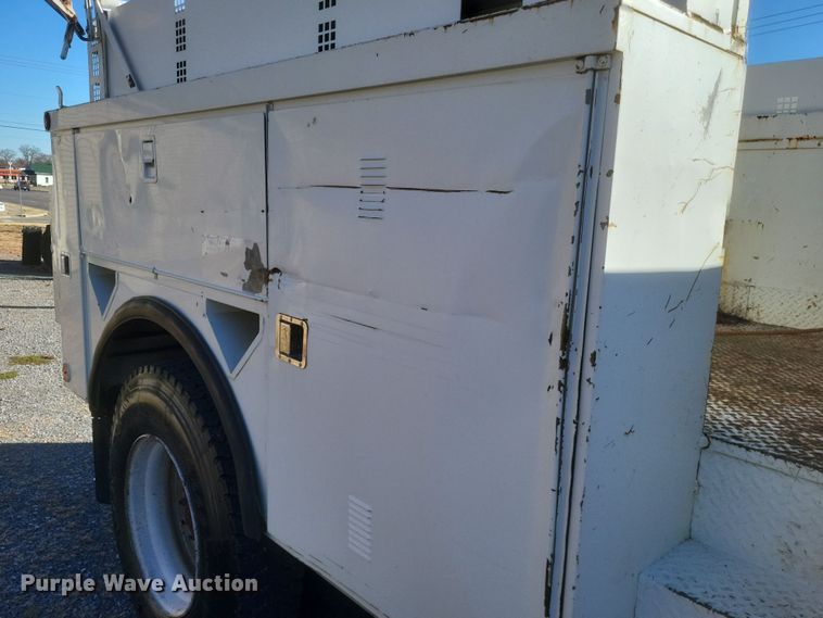 image for item DO4772 2000 Chevrolet C7500 utility / service truck