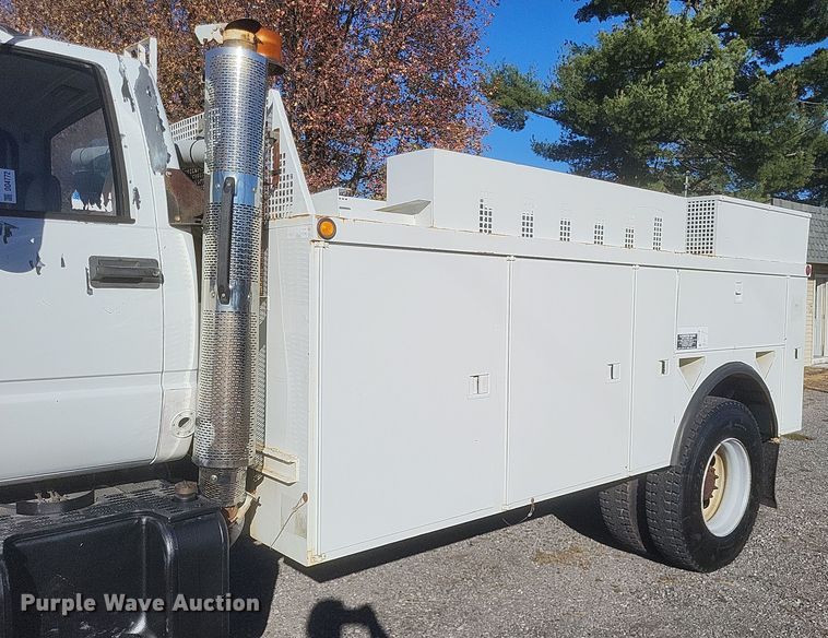 image for item DO4772 2000 Chevrolet C7500 utility / service truck