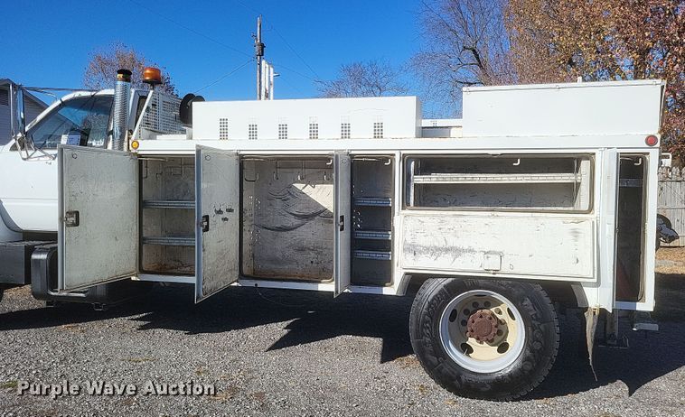 image for item DO4772 2000 Chevrolet C7500 utility / service truck