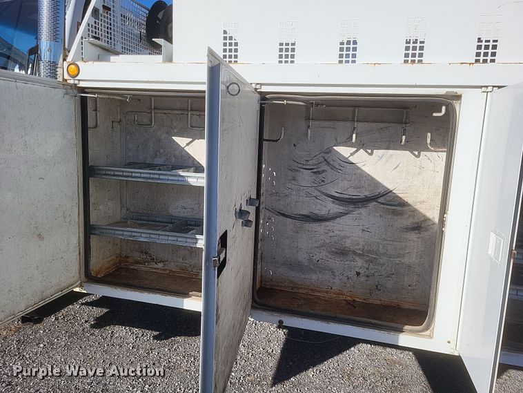 image for item DO4772 2000 Chevrolet C7500 utility / service truck