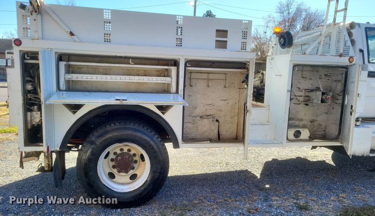 image for item DO4772 2000 Chevrolet C7500 utility / service truck