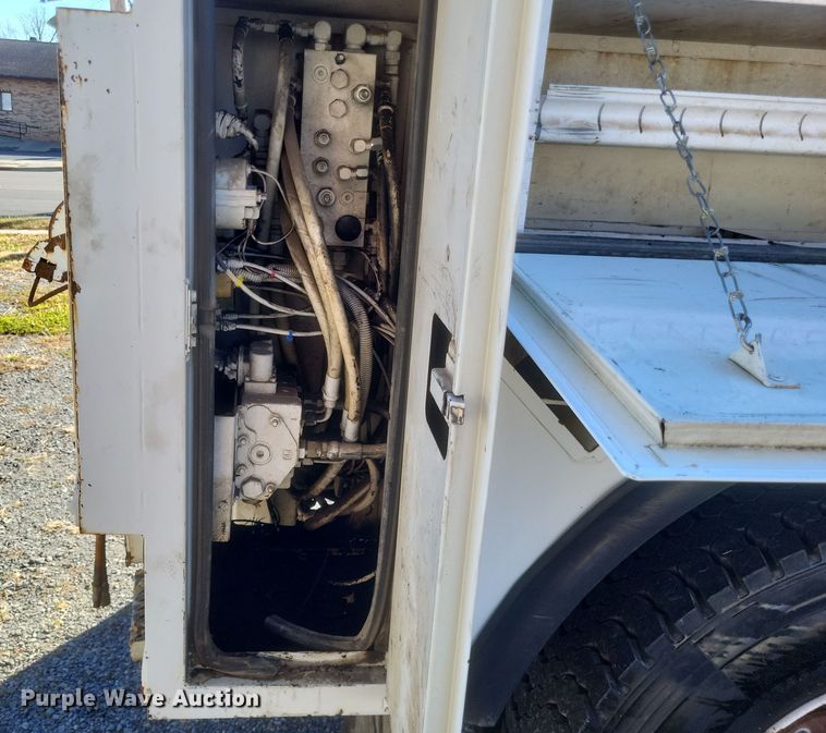 image for item DO4772 2000 Chevrolet C7500 utility / service truck