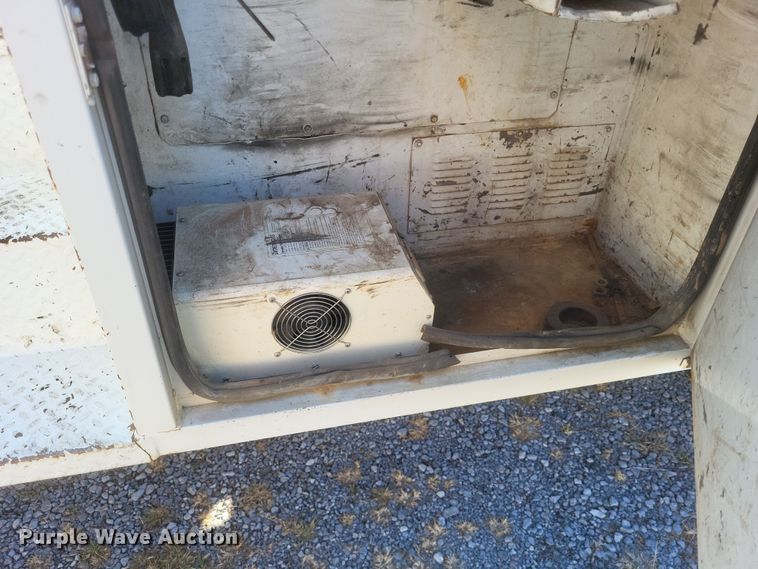 image for item DO4772 2000 Chevrolet C7500 utility / service truck