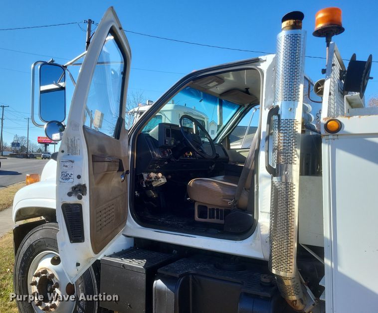 image for item DO4772 2000 Chevrolet C7500 utility / service truck