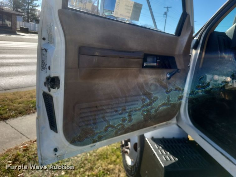 image for item DO4772 2000 Chevrolet C7500 utility / service truck