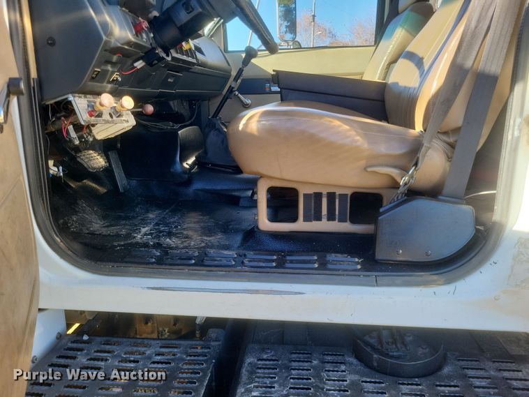 image for item DO4772 2000 Chevrolet C7500 utility / service truck