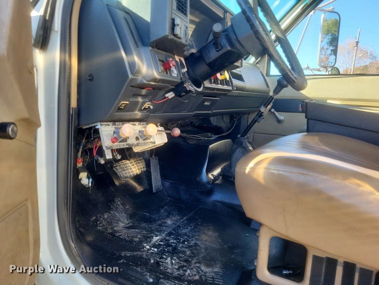 image for item DO4772 2000 Chevrolet C7500 utility / service truck