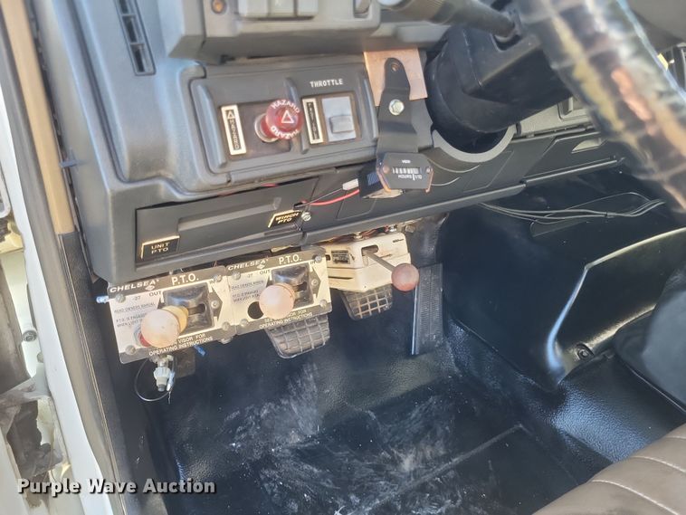 image for item DO4772 2000 Chevrolet C7500 utility / service truck