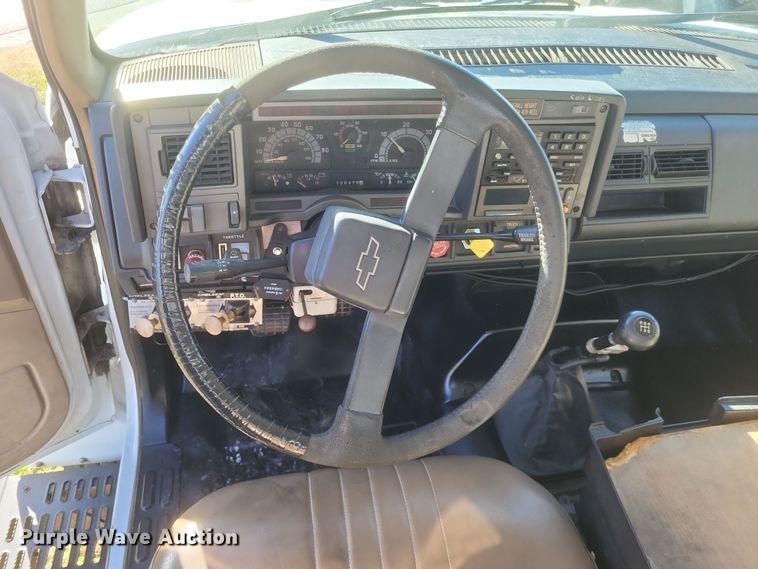 image for item DO4772 2000 Chevrolet C7500 utility / service truck