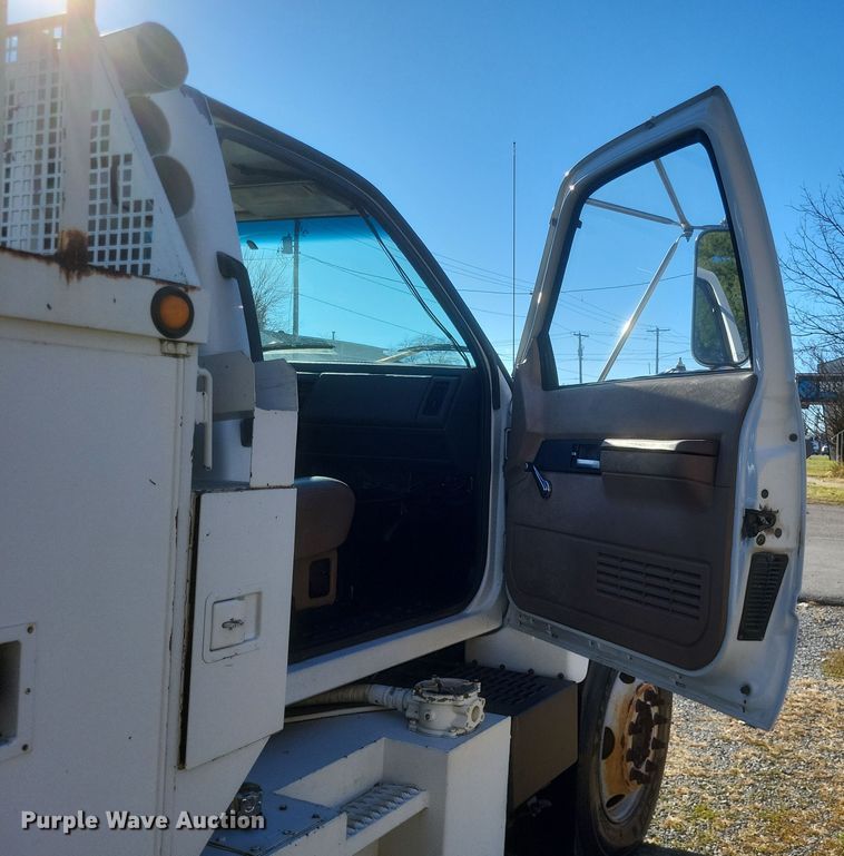 image for item DO4772 2000 Chevrolet C7500 utility / service truck