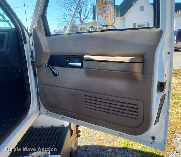 image for item DO4772 2000 Chevrolet C7500 utility / service truck