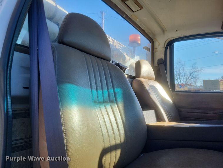 image for item DO4772 2000 Chevrolet C7500 utility / service truck