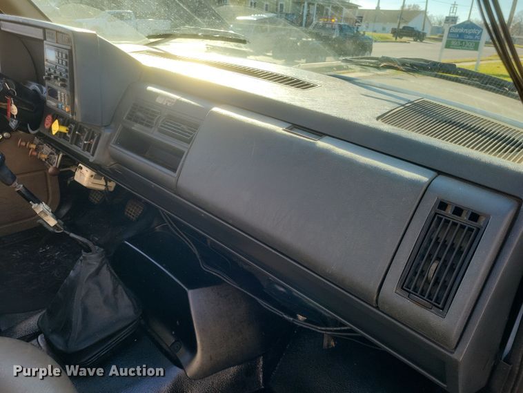 image for item DO4772 2000 Chevrolet C7500 utility / service truck