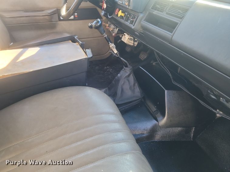 image for item DO4772 2000 Chevrolet C7500 utility / service truck