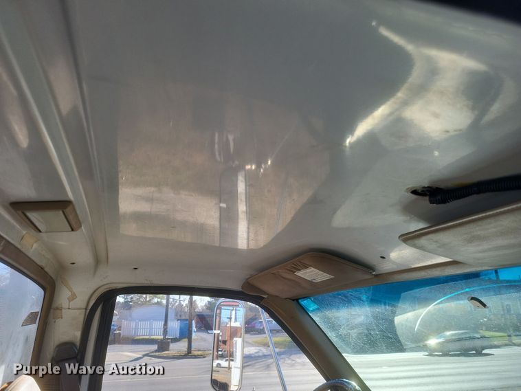 image for item DO4772 2000 Chevrolet C7500 utility / service truck