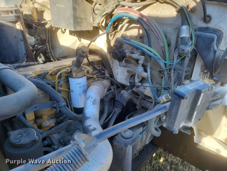 image for item DO4772 2000 Chevrolet C7500 utility / service truck