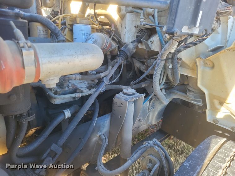 image for item DO4772 2000 Chevrolet C7500 utility / service truck