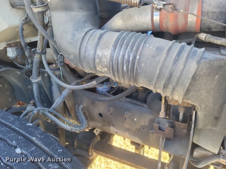 image for item DO4772 2000 Chevrolet C7500 utility / service truck