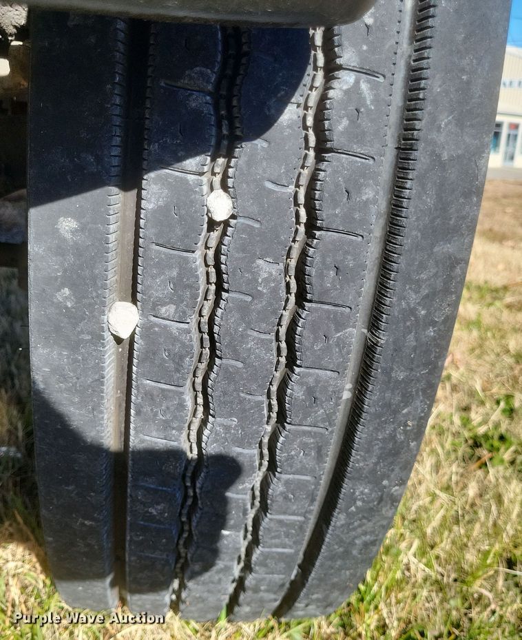 image for item DO4772 2000 Chevrolet C7500 utility / service truck