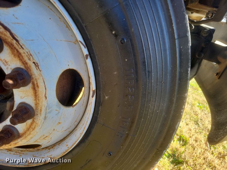 image for item DO4772 2000 Chevrolet C7500 utility / service truck