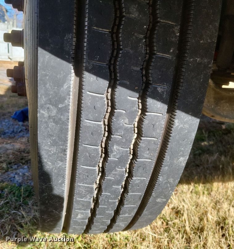 image for item DO4772 2000 Chevrolet C7500 utility / service truck