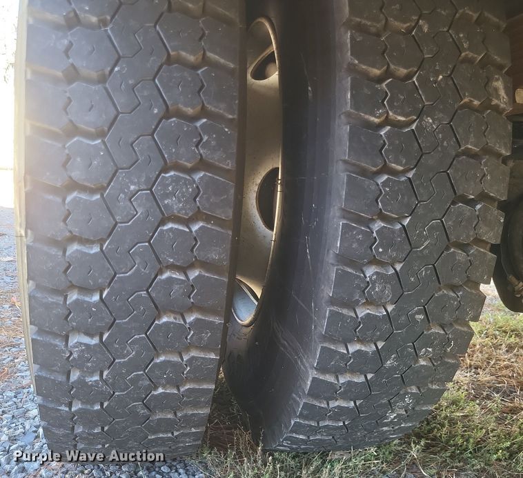 image for item DO4772 2000 Chevrolet C7500 utility / service truck