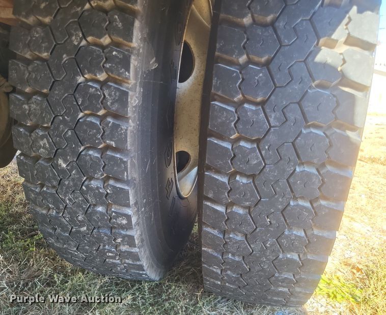 image for item DO4772 2000 Chevrolet C7500 utility / service truck