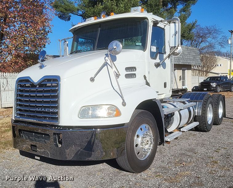 image for item DO4773 2016 Mack CXU613  semi truck