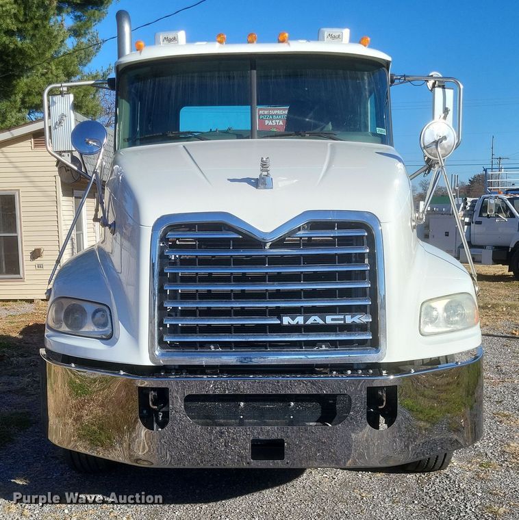 image for item DO4773 2016 Mack CXU613  semi truck