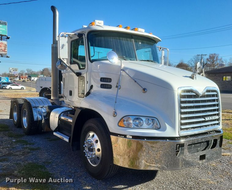 image for item DO4773 2016 Mack CXU613  semi truck