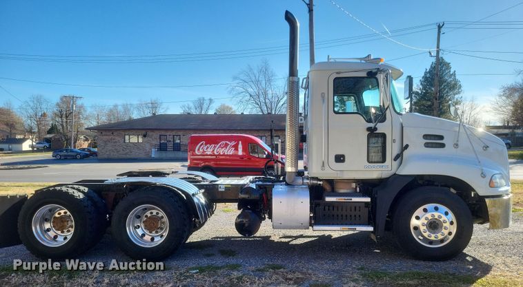 image for item DO4773 2016 Mack CXU613  semi truck
