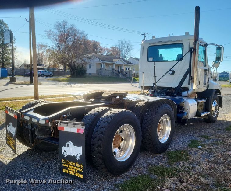 image for item DO4773 2016 Mack CXU613  semi truck