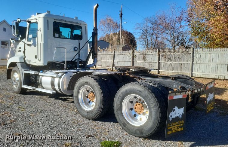 image for item DO4773 2016 Mack CXU613  semi truck
